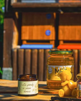 🐝 Co všechno u nás vzniká díky včelám? Druhové medy, ochucené, ale i svíčky z včelího vosku a další dobroty. A za vším...